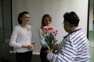 Prezes Elżbieta Sagan, w imieniu własnym i Członków Koła nr 3 Polskiego Stowarzyszenia Diabetyków, składa podziękowania prelegentkom za przeprowadzoną lekcję, wręczając im symboliczne kwiaty