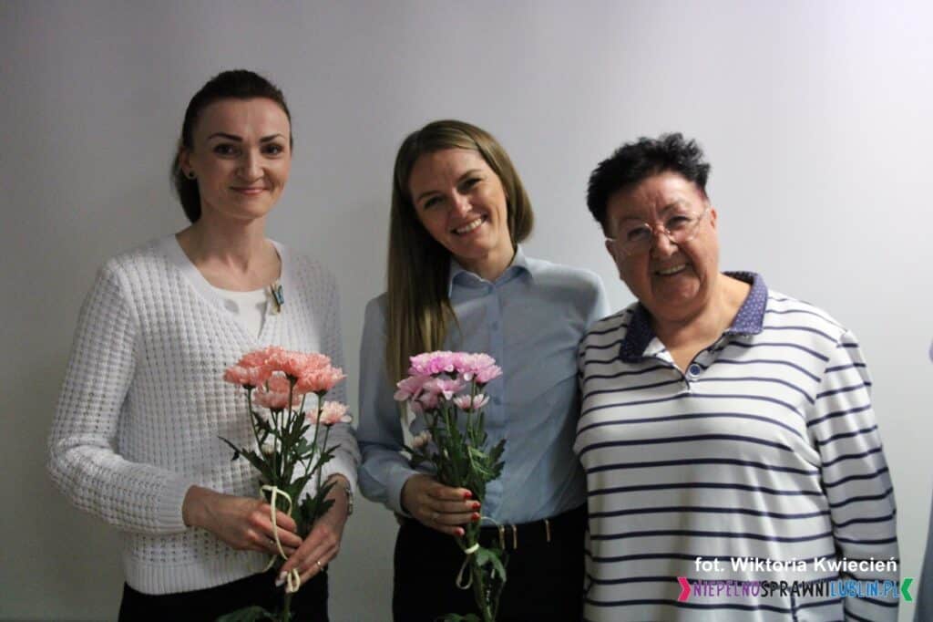 Chwila po wręczeniu kwiatów. Od lewej stoją trzy uśmiechnięte panie: Marta Pomianowska-Momont, Wioleta Tatara oraz Elżbieta Sagan