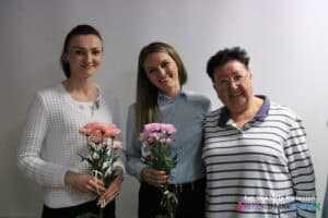 Chwila po wręczeniu kwiatów. Od lewej stoją trzy uśmiechnięte panie: Marta Pomianowska-Momont, Wioleta Tatara oraz Elżbieta Sagan