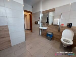 Wnętrze Komfortki. Widok od strony leżanki na otwarte drzwi i fragment korytarza