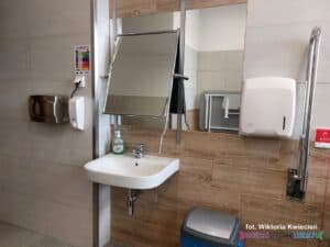 Wnętrze Komfortki. Widok na umywalkę i jej najbliższe wyposażenie