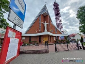 Widok na budynek Kościoła od strony przystanku