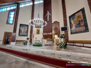 Wnętrze kościoła. Widok ogólny na ołtarz, z uwzględnieniem przestrzeni wokół niego.