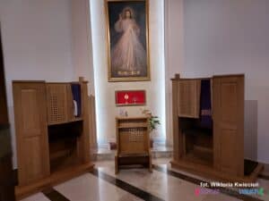 Wnętrze "Kaplicy spowiedzi" z dwoma drewnianymi konfesjonałami i klęcznikiem ustawionym między nimi. Na ścianie centralnie zawieszono obraz Jezusa Miłosiernego, a poniżej umieszczono relikwie błogosławionych spowiedników: ks. Michała Sopoćki i o. Honorata Koźmińskiego