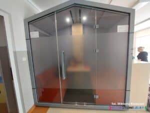 Izolowane pomieszczenie kabiny akustycznej w kształcie domku z półprzezroczystymi ścianami