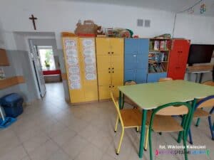 Wnętrze świetlicy wyposażone w kolorowe szafki i stoły z krzesełkami