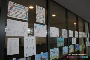 Ekspozycja prac plastycznych uczniów ze Szkoły Specjalnej nr 26 im. Janusza Korczaka w Lublinie pt. „Sport w moim życiu” wisząca na przeszkleniu sali konferencyjnej