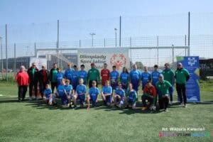 Pamiątkowe zdjęcie organizatorów, pracowników i zawodników ze Szkoły Podstawowej Specjalnej nr 26 im. Janusza Korczaka w Lublinie