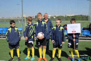 Grupa pięciu zawodników ze Specjalnego Ośrodka Szkolno-Wychowawczego w Krasnymstawie w towarzystwie trenera