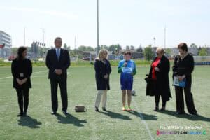 Ceremonia otwarcia XXXII Lubelskiego Mityngu Olimpiad Specjalnych w Piłce Nożnej na boisku piłkarskim. Od lewej stoją: Pani Magdalena Gach - tłumacz PJM, Pan Arkadiusz Nahuluk – Prezes Zarządu MOSiR „Bystrzyca” Sp. z o.o. w Lublinie, Pani Anna Augustyniak – Zastępca Prezydenta Miasta Lublin ds. Społecznych, Uczennica Szkoły Podstawowej nr 26 im. Janusza Korczaka w Lublinie i jej Dyrektor Pani Alicja Dudak, Pani Joanna Olszewska – Pełnomocnik Prezydenta Miasta Lublin ds. Osób Niepełnosprawnych