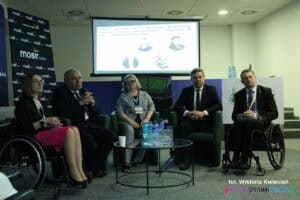 Uczestnicy debaty, siedzą od lewej: Agnieszka Zańko, Tomasz Bielecki, Anna Prokopiak, Łukasz Szeliga oraz Piotr Jacniacki