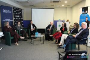 Uczestnicy debaty, siedzą od lewej: Iwona Czernicka-Białowąs, Joanna Olszewska, Juliusz Lesman, Ryszard Dados, Anna Bieganowska-Skóra, Aneta Maj oraz Jerzy Milewski