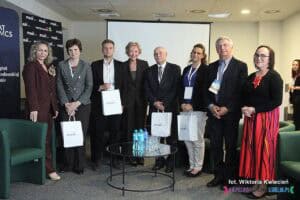 Pamiątkowe zdjęcie uczestników panelu dyskusyjnego w towarzystwie Pani Moniki Lipińskiej