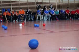 Hala, w której rozgrywano kategorię „Dzieci i młodzież + BC3”. Uczestnicy z perspektywy leżących na podłożu buli