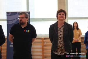 Ceremonia otwarcia. Od lewej stoją: Pan Piotr Jasiulewicz z Centrum Kultury Fizycznej UMCS, Pani Joanna Olszewska, Pełnomocnik Prezydenta Miasta Lublin ds. Osób Niepełnosprawnych