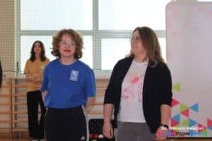 Ceremonia otwarcia. Od lewej stoją: Pani Maria Sędyka, przewodnicząca Zrzeszenia Studentów Niepełnosprawnych „Alter Idem” oraz Pani Beata Kiczyńska z Biura ds. Osób z Niepełnosprawnościami i Wsparcia Psychologicznego Uniwersytetu Marii Curie-Skłodowskiej