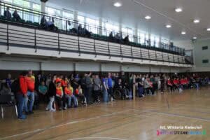 Widok na uczestników zgromadzonych na hali podczas ceremonii otwarcia turnieju