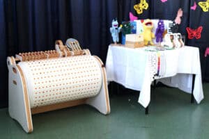 Musicon, analogowe urządzenie wspierające terapię i rozwój. Na stoliku obok wyeksponowano moduły muzyczne i obrazkowe do urządzenia, a także foldery i broszury informacyjne