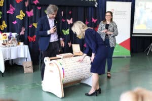 Prezentacja działania Musiconu. Przy urządzeniu znajduje się Jakub Kozik prezentujący jednej ze słuchaczek możliwości Musiconu. Tuż obok współprowadząca pokaz Paulina Kowalik