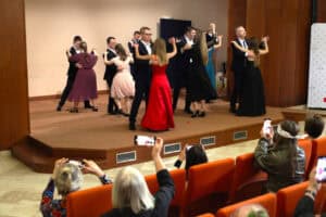 Młodzież SOSW nr 1 w Lublinie i dyrektor placówki Marcin Rakowski podczas uroczystego walca