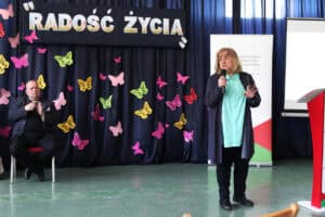 Od lewej: tłumacz języka migowego, następnie Alicja Jankiewicz (LFOON Lublin) podczas gościnnego wystąpienia