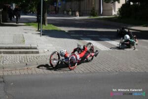 Zawodnik na handbike’u w trakcie skrętu na ulicy Grottgera w Lublinie