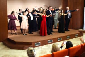 Na scenie dyr. SOSW nr 1 w Lublinie, Marcin Rakowski wraz z podopiecznymi