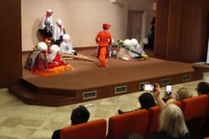 Na scenie przedstawienie grupy teatralnej „Ołowiany Żołnierzyk” (SOSW nr 2 w Lublinie)