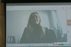 Ekran multimedialny na którym widać zdalne połączenie z Panią Anną Koperską, Dyrektor Fundacji Szansa – Jesteśmy Razem