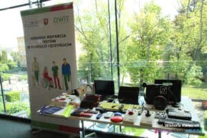Stoisko Ośrodka Wsparcia i Testów w Łęcznej z ekspozycją technologii wspomagających osoby z niepełnosprawnościami