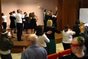 Wspólny taniec gości z widowni i młodzieży występującej na scenie