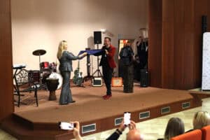 W centralnej części kadru Damian Spętany podczas pokazu iluzji