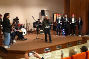 Na scenie podopieczni SOSW nr 1 w Lublinie wykonujący utwór muzyczny