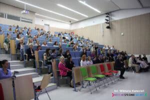 Uczestnicy konferencji zgromadzeni na widowni w sali konferencyjnej