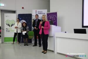 Stoją od lewej: dr n. med. Anna Danielewicz, prof. UML, Renata Polisiakiewicz - Prezes Fundacji PoMOC Daje MOC; prof. dr hab. n. med. Michał Latalski, Pani Anna Augustyniak - Zastępca Prezydenta Miasta Lublin ds. Społecznych