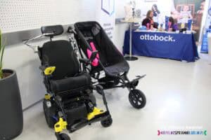 Na pierwszym planie dwa modele wózków inwalidzkich, w tle stoisko firmy ottobock