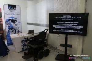 Stoisko Centrum Wózków Inwalidzkich z wyeksponowanym modelem inteligentnego elektrycznego wózka inwalidzkiego iBOT, umożliwiającym samodzielne pokonywanie schodów
