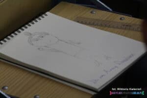 Rysunek wykonany w szkicowniku ołówkiem przez młodego uczestnika konferencji. Obrazek podpisano dedykacją: "Dla pani Anny Danielewicz"