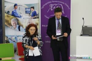 Stoją od lewej prowadzący konferencję: Renata Polisiakiewicz - Prezes Fundacji PoMOC Daje MOC oraz prof. dr hab. n. med. Michał Latalski,