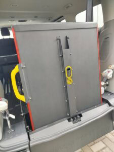 Otwarty tył samochodu z podniesioną platformą na wózki inwalidzkie