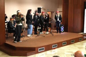 Podopieczni SOSW nr 1 w Lublinie. Po prawej stronie kadru dyr. placówki Iwona Klukowska-Fryc, podczas występu muzycznego