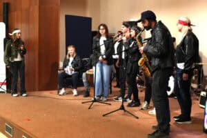 Młodzi artyści na scenie. W prawej części kadru saksofonista SOSW nr 1