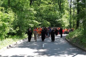 Przemarsz uczestników. Na pierwszym planie Angelika Tomasik i siostry z Benedyktyńskiego Zakątka