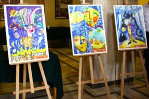 Wystawa trzech prac malarskich podopiecznych Stowarzyszenia Camino, umieszczonych na drewnianych sztalugach