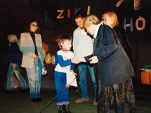 Pierwsza impreza muzyczna, czyli Ogólnopolski Konkurs Piosenki "Dziki Zachód", jesień 1998. Karolina Czajka odbiera dyplom i gratulacje