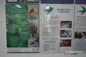 Informacje o Warsztacie Terapii Zajęciowej "Misericordia" i rehabilitacji zawodowej umieszczone w szklanych antyramach, zawieszonych na ścianie