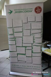 Rollup z przedrukiem kilkudziesięciu ręcznie napisanych przez uczestników odpowiedzi na pytanie „Co mi dają warsztaty?"