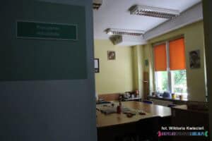 Wnętrze pracowni rękodzieła, wyposażonej w ogromny stół