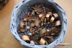 Koszyk z biżuterią wykonaną z mosiądzu i miedzi w pracowni pamiątkarstwa