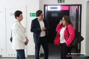 Od lewej stoją: Pani Beata Krzywicka-Nowosad - Specjalista ds. współpracy z administracją publiczną Oddział Lubelski PFRON, Pan Arkadiusz Sadowski - Dyrektor Zakładu Aktywności Zawodowej „Misericordia”, Pani Monika Wac - Dyrektor Oddziału Lubelskiego PFRON